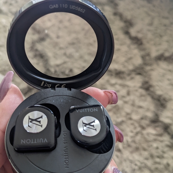 Louis Vuitton horizon ear buds
